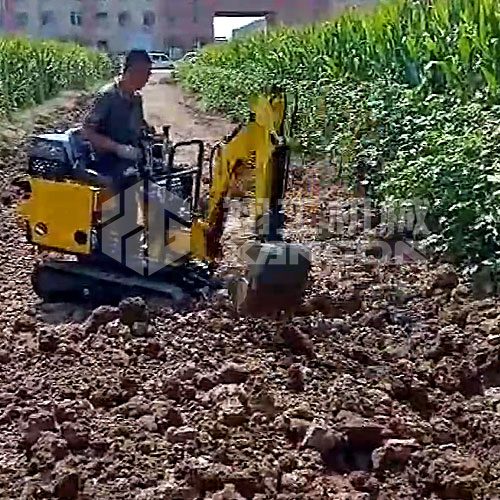 小型挖掘機(jī)操作簡(jiǎn)單，小巧靈活